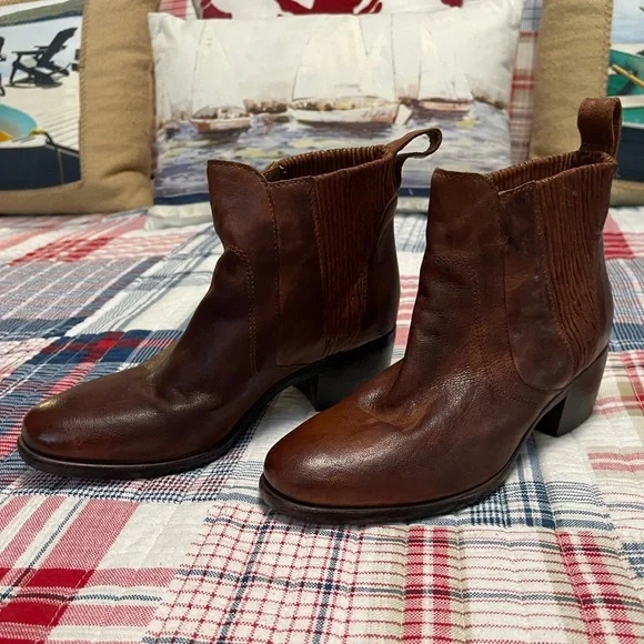 UGG Collection, made in Italy… Women’s Ankle Leather Boots, w/ shearling sole. - Picture 2 of 12